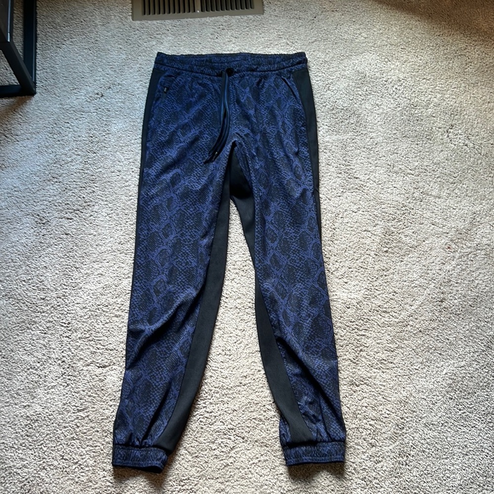 Athleta Brooklyn jogger size 6 super cute snakeskin cobalt and black pattern